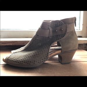 Womens Earth Keri Style Cutout Ankle Booties with Stacked Heel US Sz 8 Preowned